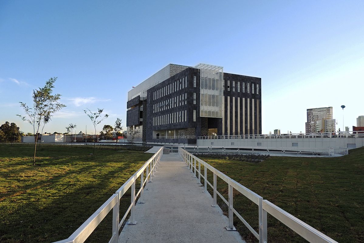 Edificio corporativo de cristal con jardín
