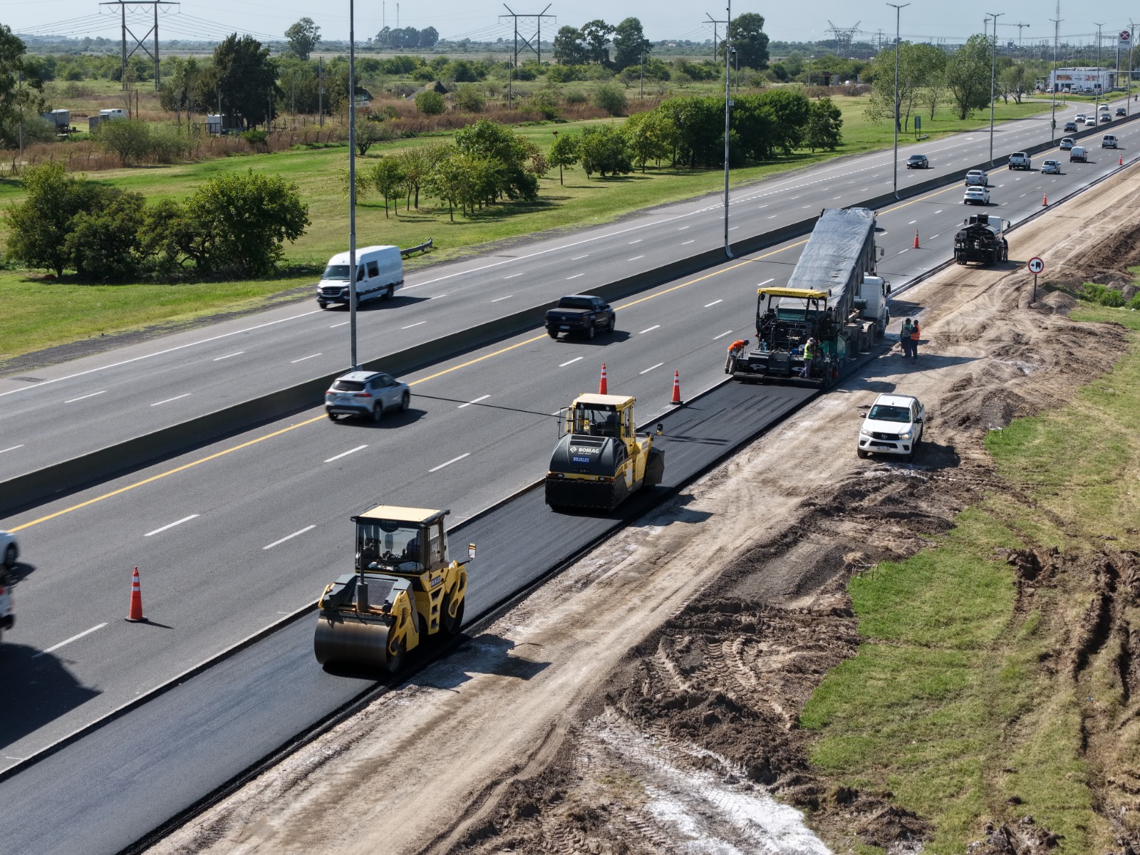 Vista aérea de una obra de pavimentación de autopista