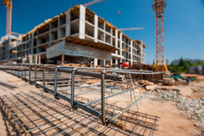 Obra en construcción con estructura de concreto y grúas